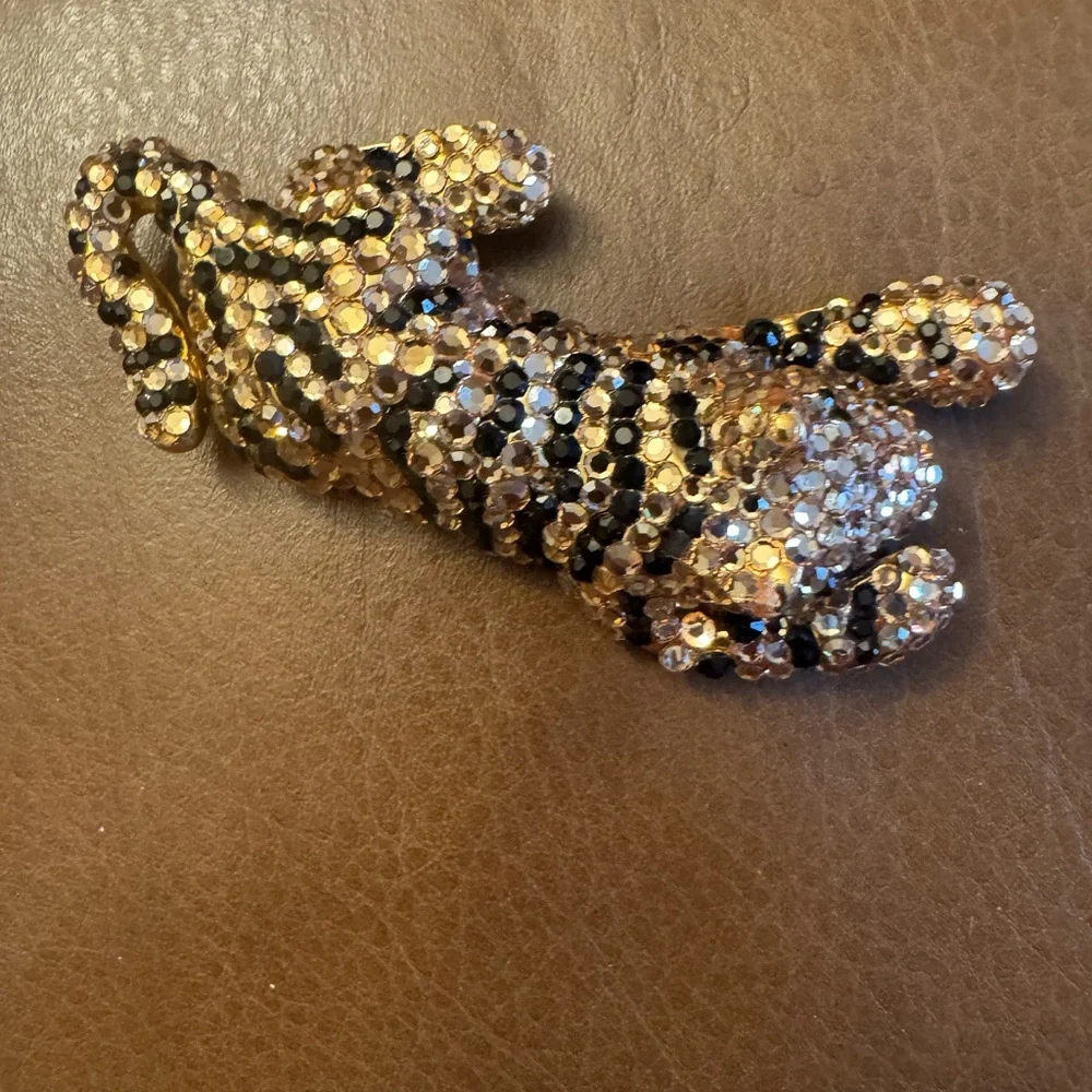 VTG gold tone articulated black & champagne rhinestone detailed tiger brooch